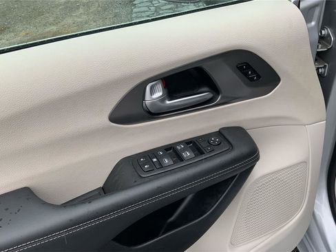 Used 2024 Chrysler Pacifica Touring-L FWD image 21