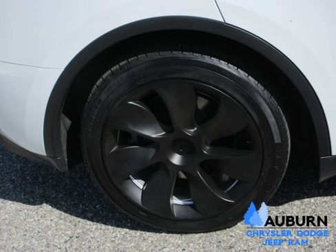 Used 2023 Tesla Model Y Long Range image 3