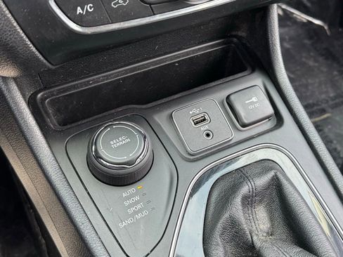 Used 2019 Jeep Cherokee Limited AWD/4WD image 13