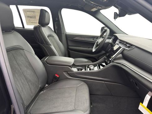 New 2025 Jeep Grand Cherokee Altitude image 15