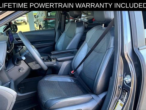 Used 2025 Toyota Sienna Platinum image 26