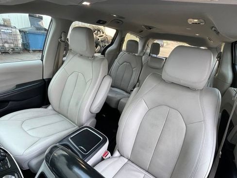 Used 2021 Chrysler Pacifica Touring-L FWD image 16