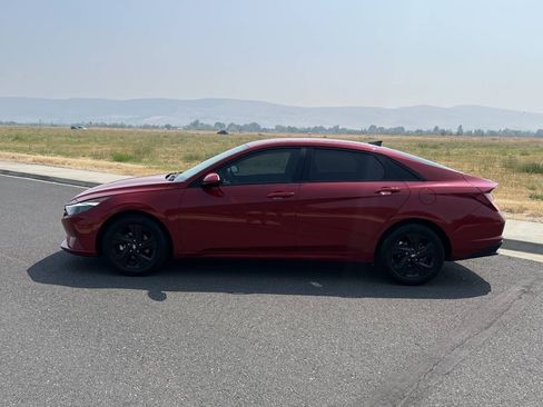 Used 2023 Hyundai Elantra SEL w/ Cargo Package FWD image 2