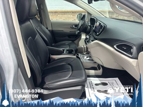 Used 2023 Chrysler Pacifica Touring-L FWD image 10