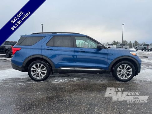 Used 2021 Ford Explorer XLT w/ Equipment Group 202A image 8