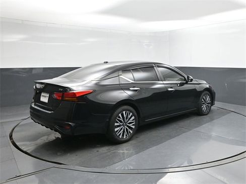 Used 2023 Nissan Altima 2.5 SV w/ SV Premium Package image 11