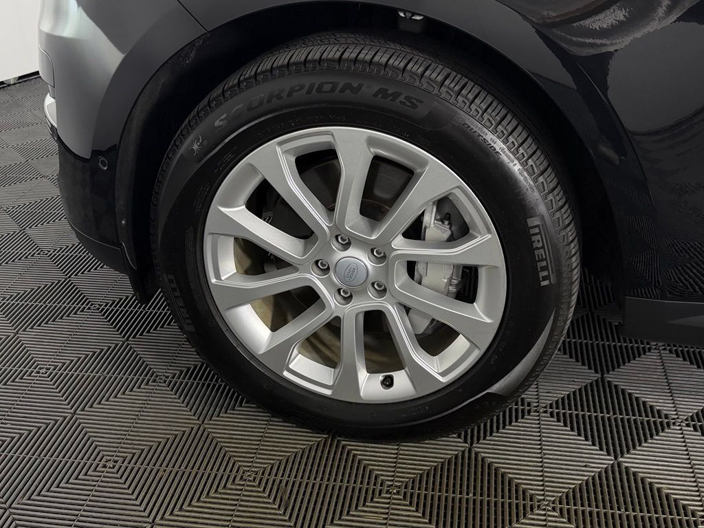 Used 2025 Land Rover Range Rover Sport SE AWD/4WD image 9