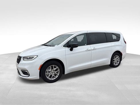 Used 2025 Chrysler Pacifica Select image 7