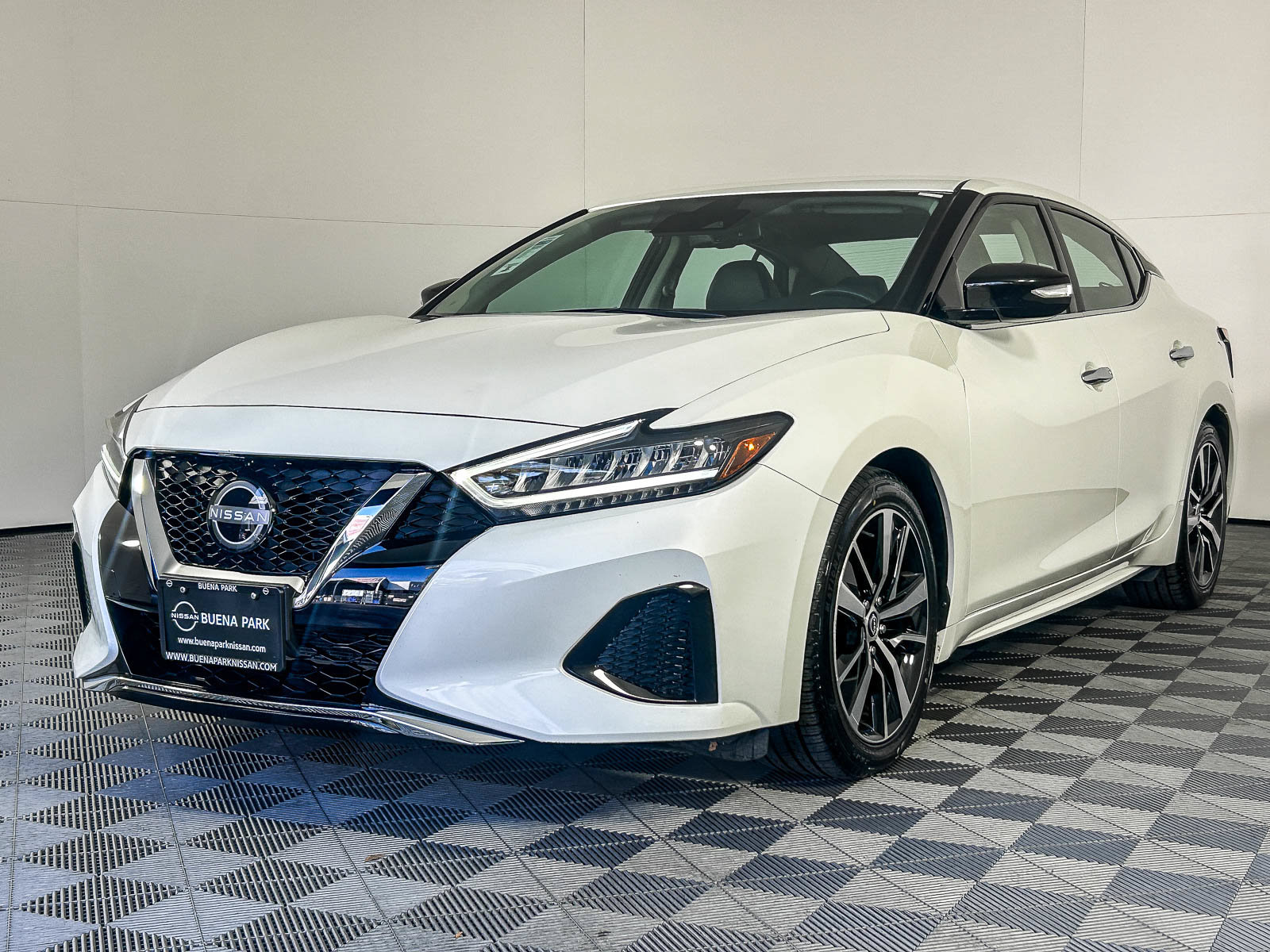 Used 2023 Nissan Maxima SV w/ Floor Mat Group FWD image 3
