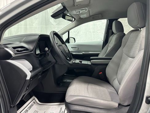 Used 2025 Toyota Sienna LE FWD image 14