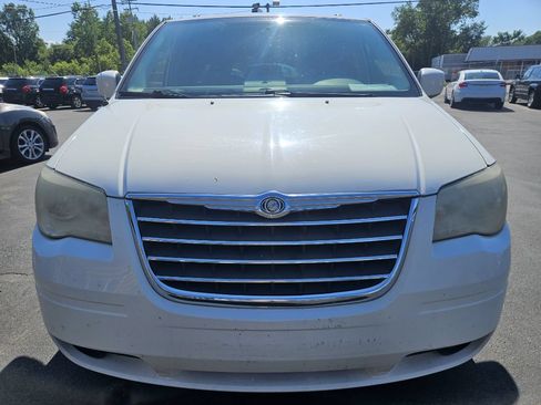 Used 2009 Chrysler Town & Country Touring FWD image 4