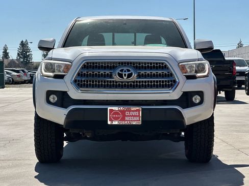 Used 2016 Toyota Tacoma TRD Off-Road w/ Premium & Technology Package image 11