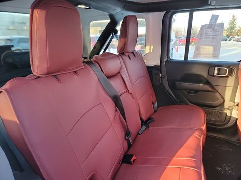 Used 2018 Jeep Wrangler Unlimited Sahara image 21