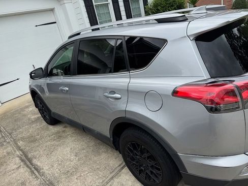 Used 2018 Toyota RAV4 LE FWD image 2