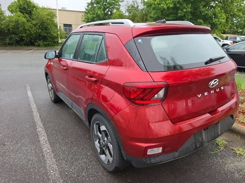 Used 2024 Hyundai Venue SEL FWD image 3