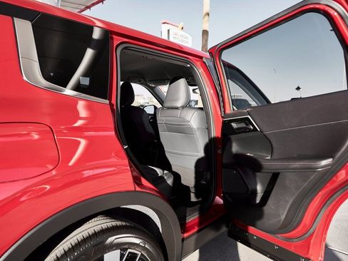 Used 2025 Mitsubishi Outlander SE image 14