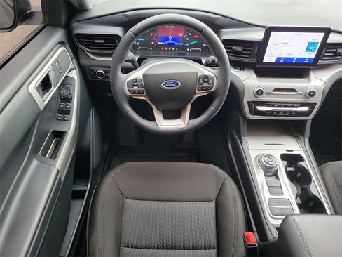 Used 2023 Ford Explorer XLT image 14