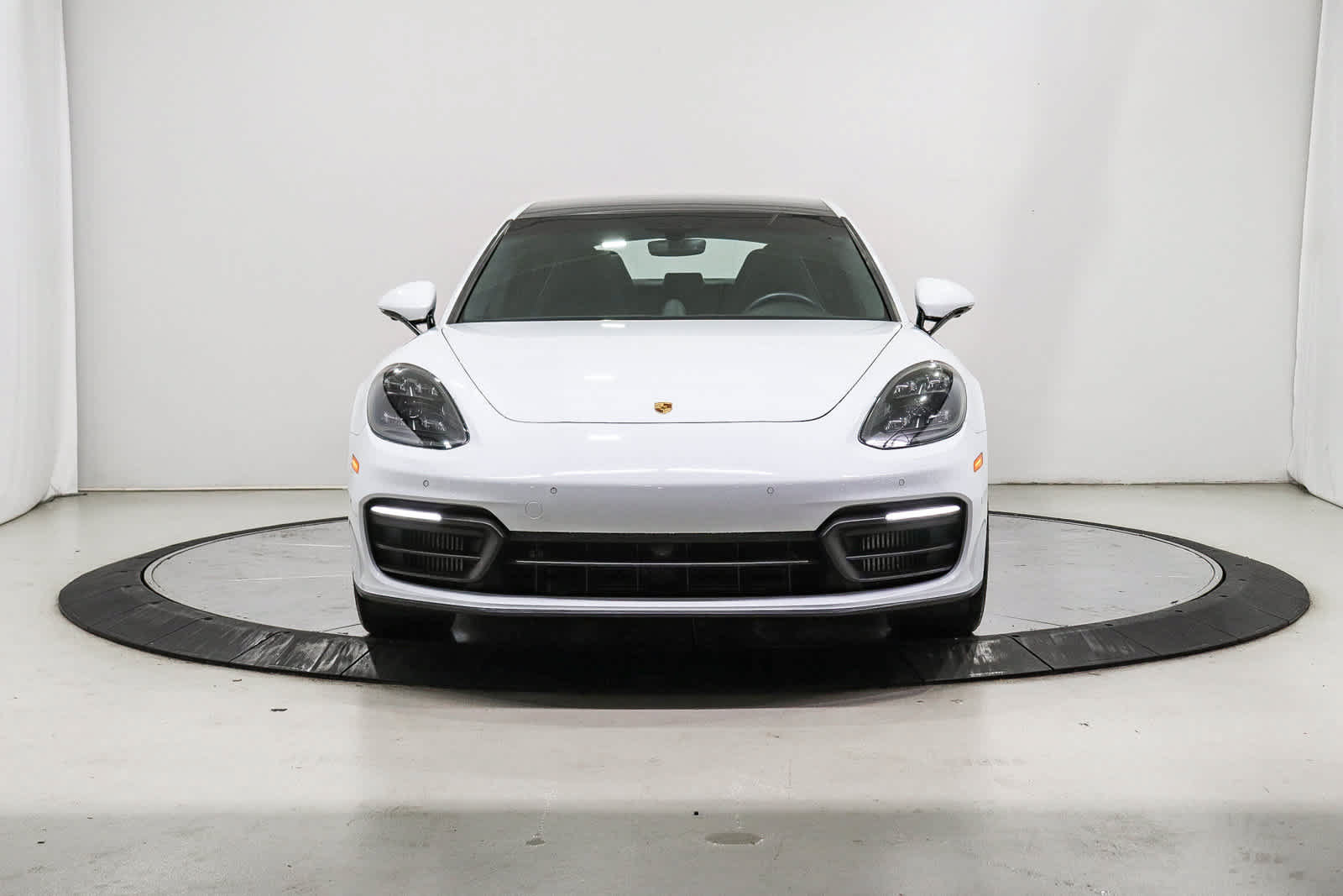 Used 2022 Porsche Panamera RWD image 6