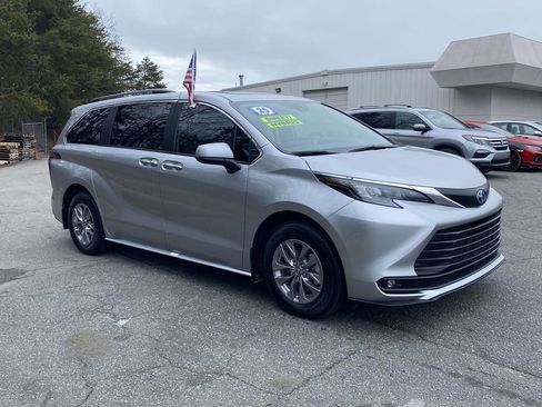 Used 2025 Toyota Sienna XLE image 6