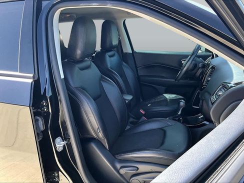 Used 2018 Jeep Compass Latitude w/ Popular Equipment Group FWD image 9