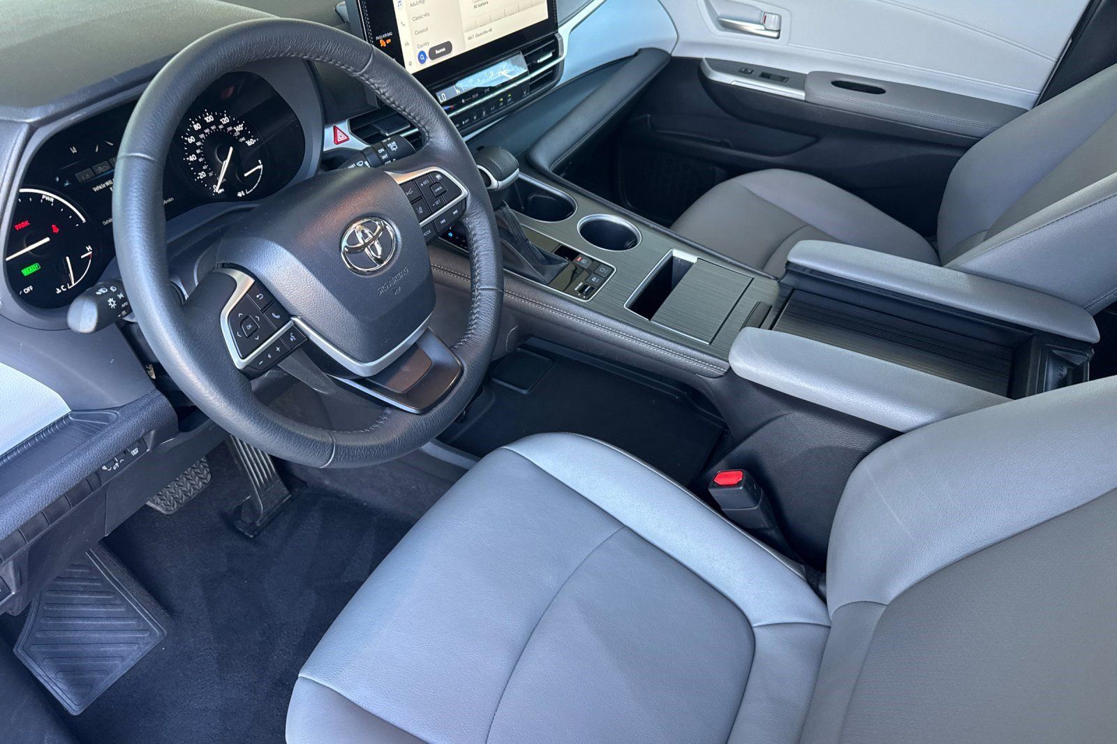 Used 2026 Toyota Sienna XLE FWD image 4