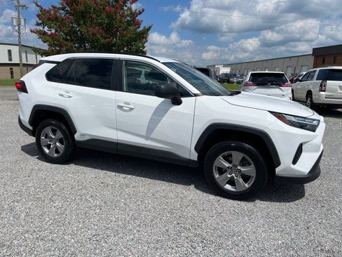 Used 2023 Toyota RAV4 LE AWD/4WD image 5
