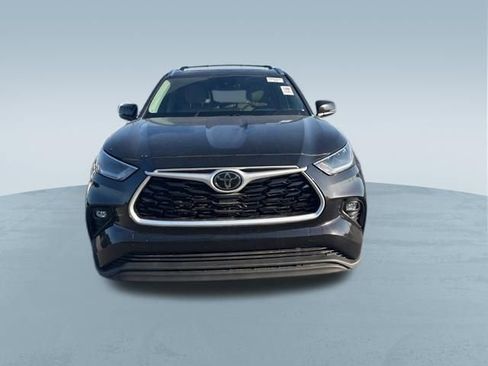 Used 2021 Toyota Highlander XLE image 3