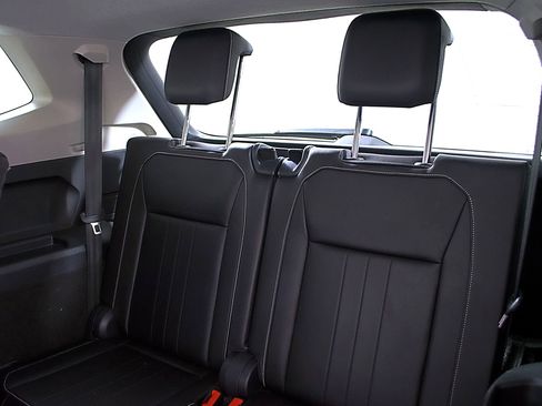 Used 2024 Volkswagen Tiguan SE w/ MDO Package, Three-Row image 18