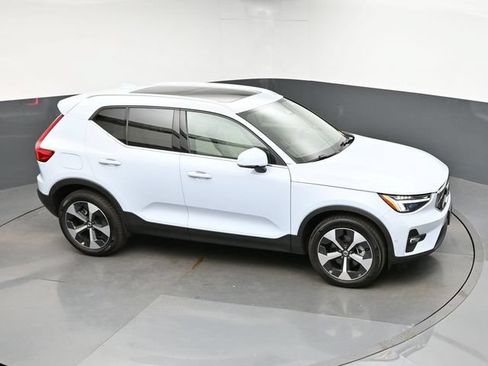 Used 2025 Volvo XC40 B5 Plus AWD/4WD image 18