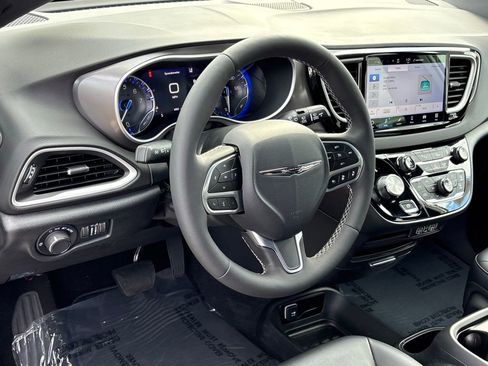 Used 2025 Chrysler Voyager LX image 10