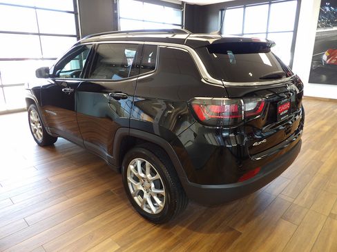 Used 2023 Jeep Compass Latitude w/ Sun and Sound Group AWD/4WD image 8