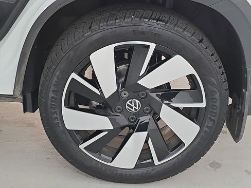 Certified 2024 Volkswagen Taos SEL image 32