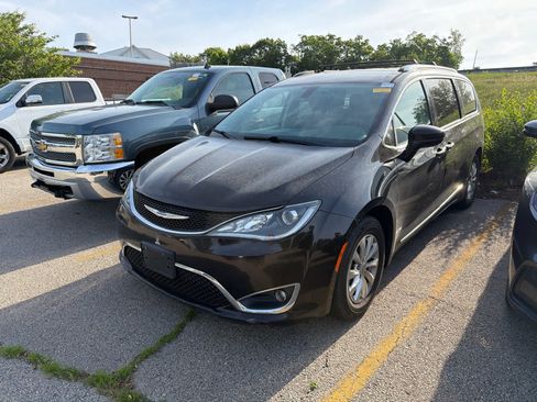 Used 2018 Chrysler Pacifica Touring-L FWD image 4