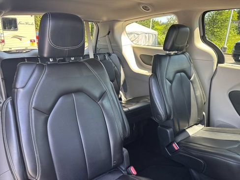 Used 2023 Chrysler Pacifica Touring-L FWD image 11