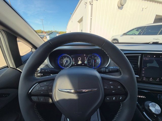 Used 2022 Chrysler Pacifica Touring-L w/ Uconnect Theater Family Group FWD image 23