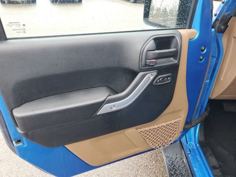 Used 2016 Jeep Wrangler Unlimited Sahara w/ Connectivity Group image 8