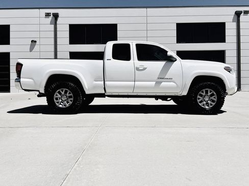 Used 2019 Toyota Tacoma SR5 AWD/4WD image 2