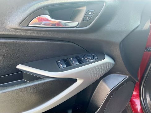 Used 2025 Chevrolet Trax RS FWD image 18