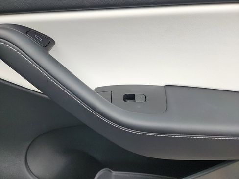 Used 2021 Tesla Model Y Long Range image 36