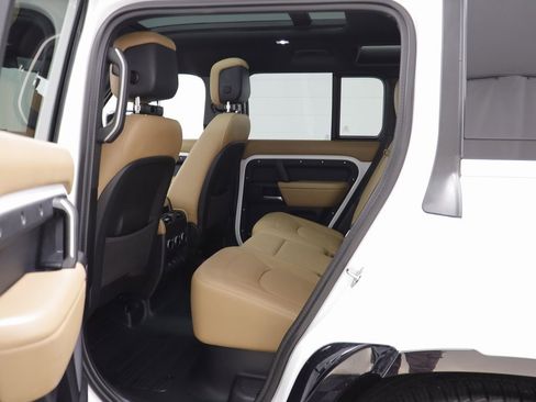 Used 2025 Land Rover Defender 110 X-Dynamic SE image 15