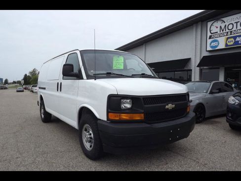 Used 2017 Chevrolet Express 2500 RWD image 3