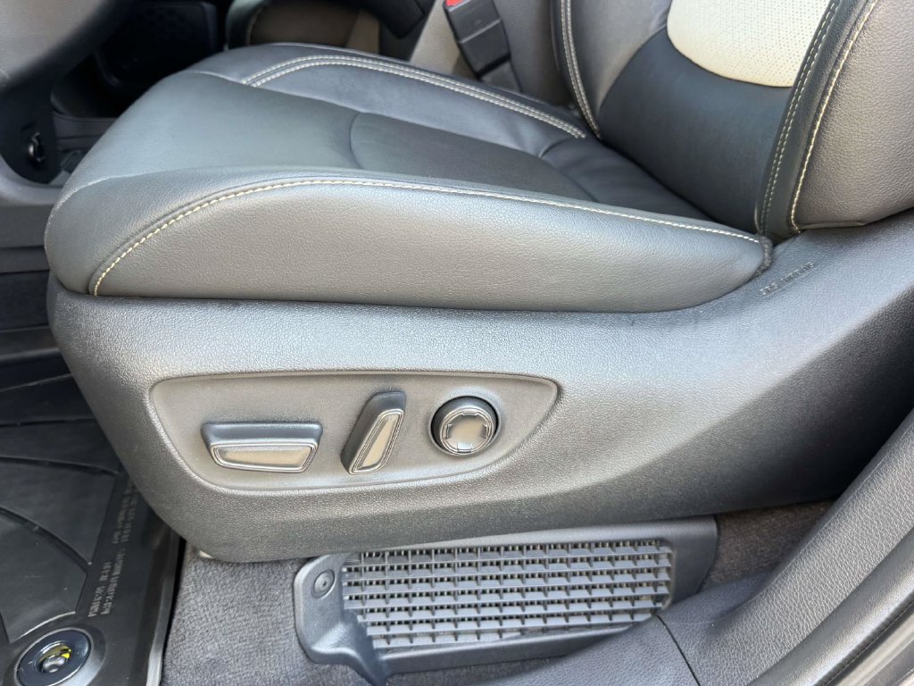 Used 2025 Toyota Sienna Platinum AWD/4WD image 21