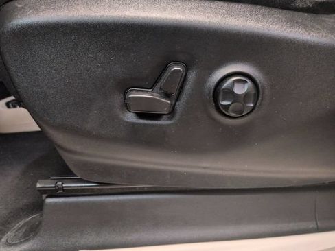 Used 2023 Chrysler Pacifica Touring-L FWD image 13