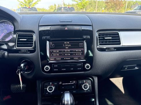 Used 2014 Volkswagen Touareg Sport AWD/4WD image 21