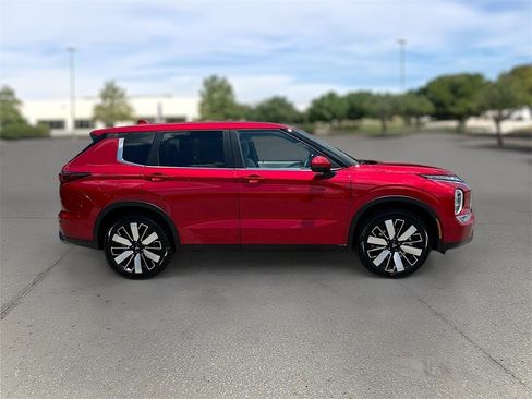 New 2025 Mitsubishi Outlander SE image 8