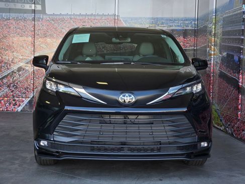 Used 2026 Toyota Sienna XLE image 3