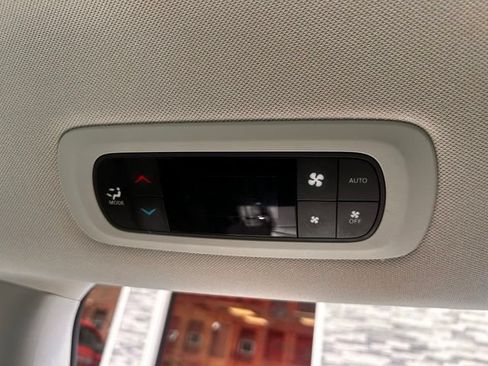 Used 2023 Chrysler Pacifica Touring-L FWD image 15