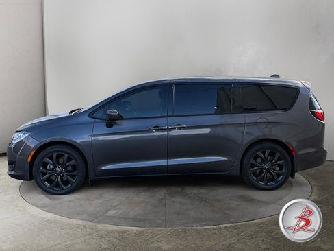 Used 2020 Chrysler Pacifica Touring w/ S Appearance Package FWD image 4