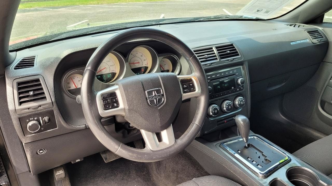 Used 2014 Dodge Challenger SXT RWD image 13