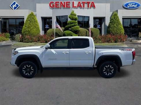 Used 2018 Toyota Tacoma TRD Off-Road image 3